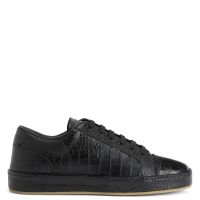 【関税込み】Giuseppe Zanotti ブラック Harmande サンダル Giuseppe Zanottiのブラック Harmande サンダルがセール中