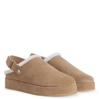 【関税&送料込】Miu Miu Caramel Suede Slippers Miu Miu faded-suede Clogs | Brown | FARFETCH