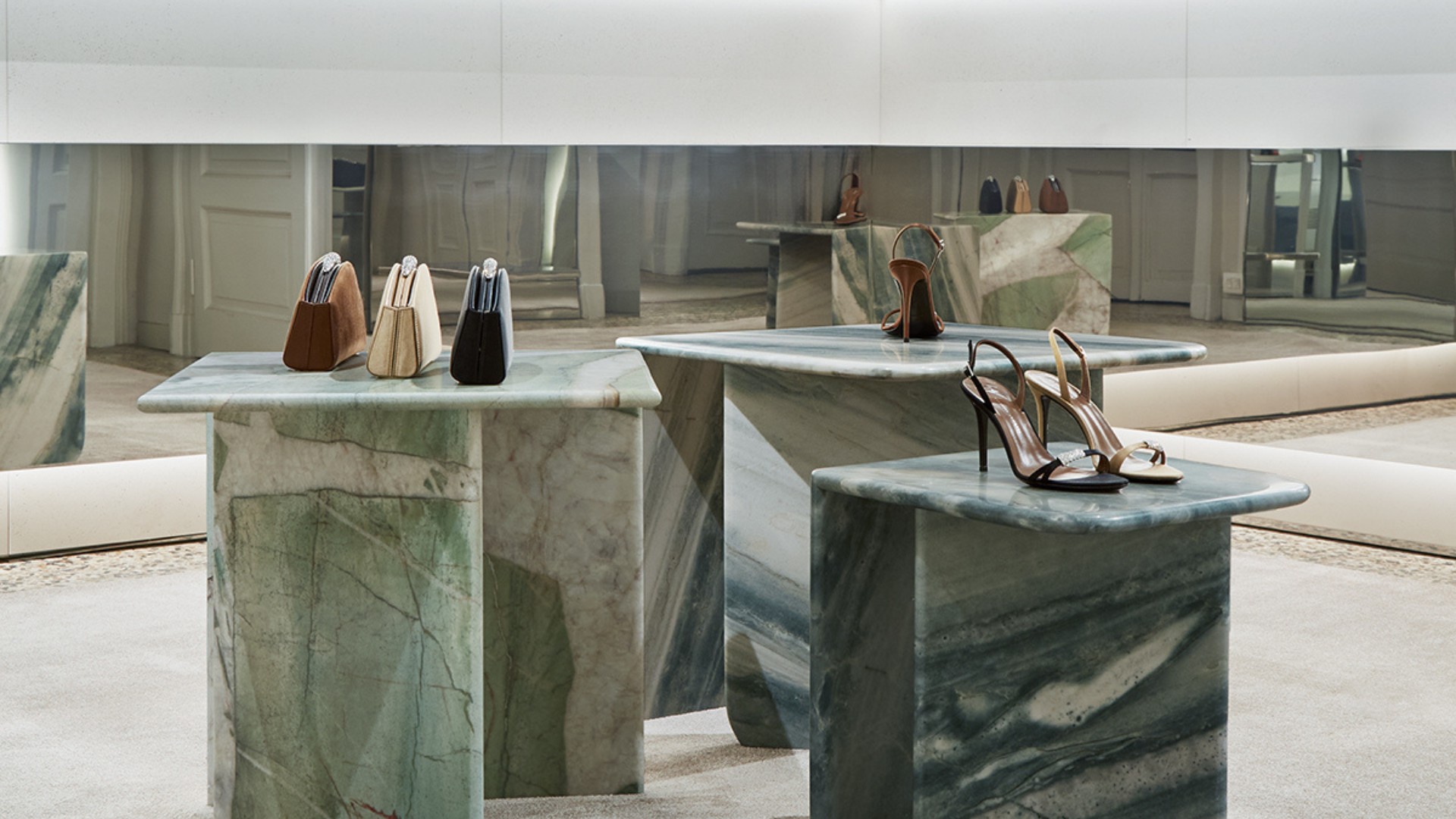 新品 ジュゼッペ ザノッティ レザーアンクルブーツ ゴールド ポインテッド 新品 ジュゼッペ ザノッティ レザーアンクルブーツ ゴールド