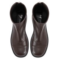 JUNNEY: Boots Brown | Giuseppe Zanotti