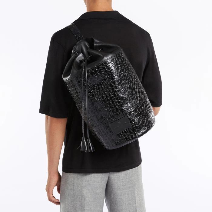 Giuseppe Zanotti ブラックレザーバックパック Giuseppe Zanotti logo-plaque Zipped Backpack | Black | FARFETCH