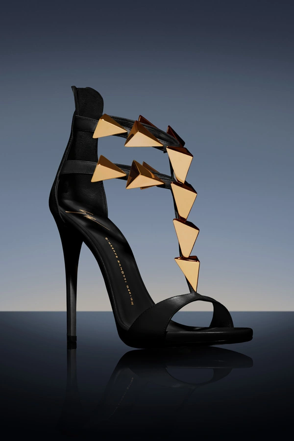 国内発送★Giuseppe Zanotti★ロゴ アレクサ アンクルブーツ Giuseppe Zanotti Cluedo ポインテッドトゥ アンクルブーツ